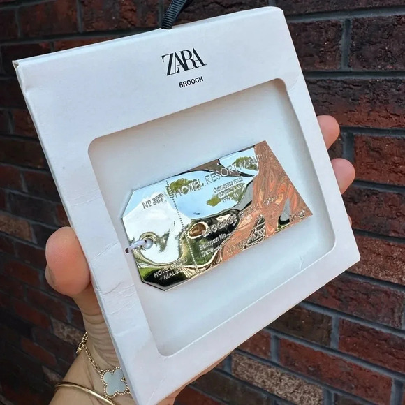 ZARA PLAQUE BROOCH WITH TEXT - Picture 8 of 9